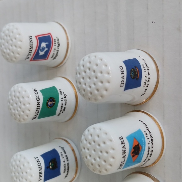 Set of 8 vintage State Thimbles all different includes motto, bird, & flower - Picture 3 of 6